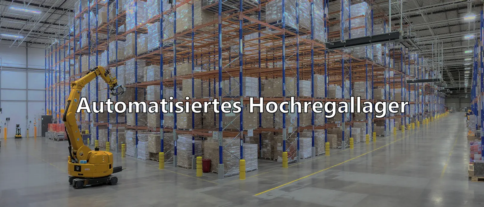 Entrepôt moderne automatisé à rayonnages en hauteur avec allées étroites, palettes robotisées et tableau de bord WMS