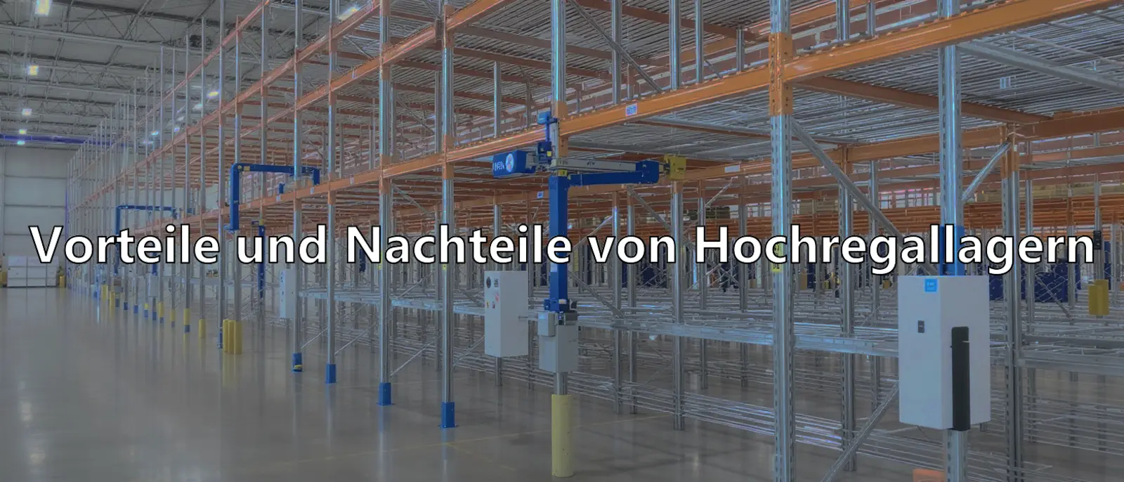 Modernes Hochregallager mit automatischen Regalen, Fördertechnik, Gabelstapler und Sicherheit
