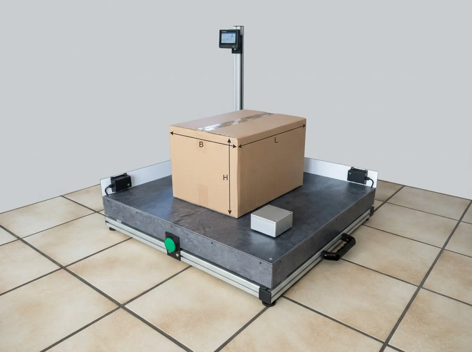 Caja de cartón grande sobre una báscula junto a una caja más pequeña; infografía técnica; fondo neutro